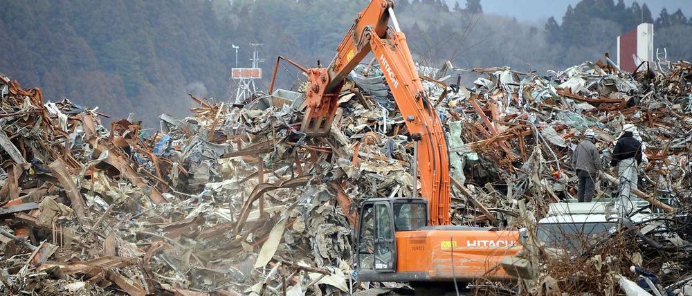 Am 11. März jährt sich die Natur- und Atomkatastrophe in Fukushima. Noch immer dauern die Aufräumarbeiten an. Hier steht ein Bagger in der japanischen Stadt Rikuzentakata vor einer Sysiphusarbeit.