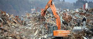 Am 11. März jährt sich die Natur- und Atomkatastrophe in Fukushima. Noch immer dauern die Aufräumarbeiten an. Hier steht ein Bagger in der japanischen Stadt Rikuzentakata vor einer Sysiphusarbeit.
