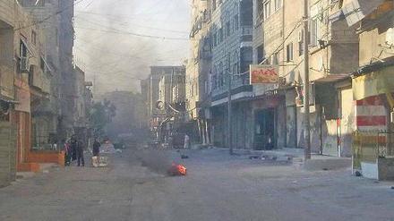 Flammender Protest. Demonstranten wie hier im Damaszener Vorort Tadamon zünden Autoreifen an. Der dunkle Rauch soll den Rebellen Schutz geben.Foto: Reuters