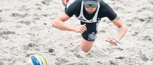 Kopf im Sand. Der Berliner Julius Brink und sein Teamkollege Jonas Reckermann schieden im deutsch-deutschen Duell überraschend aus. Foto: dpa