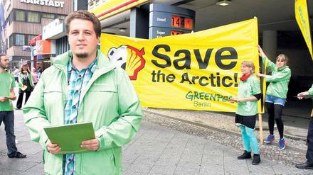 DIE WELT IST KLEIN. Greenpeace-Mitglied Martin Hausding, 28, Fernsehtechniker aus Steglitz, appelliert mit anderen Aktivisten vor einer Tankstelle an der Müllerstraße an Autofahrer, sie mögen wegen des CO2-Ausstoßes weniger fahren. 