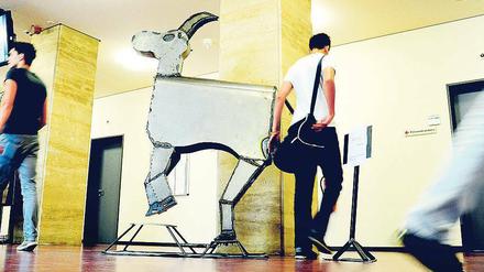 Die Metallskulpturen der Schüler vom Oberstufenzentrum Konstruktionstechnik sind in der Senatsschulverwaltung, Bernhard-Weiß-Str. 6, Mitte, ist bis Ende August zu sehen.