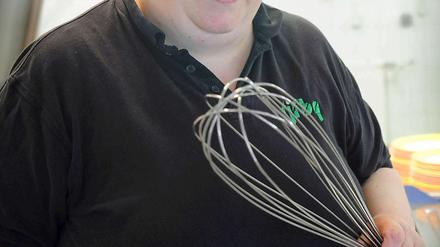 Beiköchin Kerstin Schwelm an ihrem Arbeitsplatz.