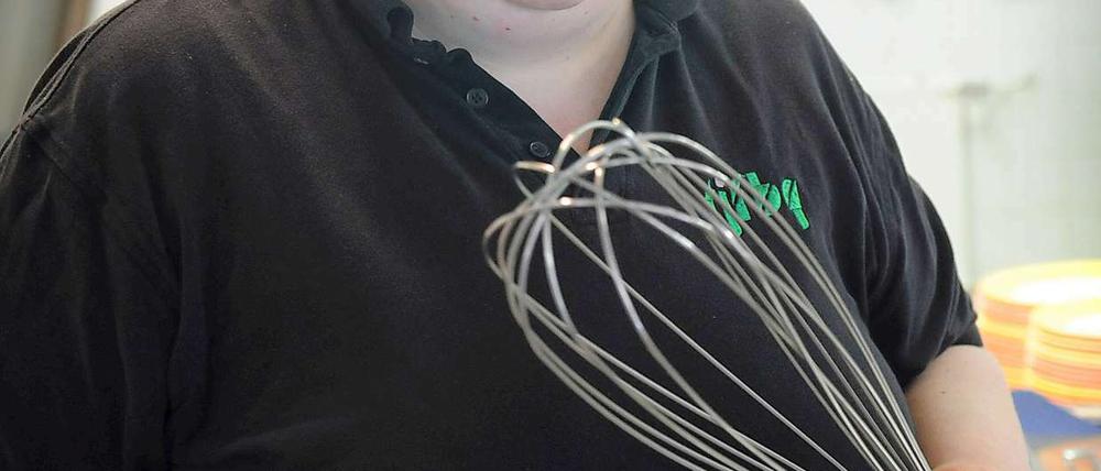 Beiköchin Kerstin Schwelm an ihrem Arbeitsplatz.