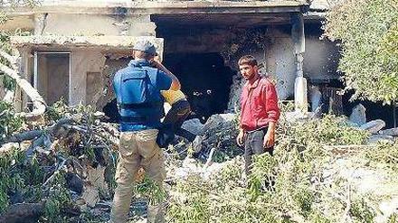 Versuch der Klärung. Die UN-Blauhelme durften das Dorf Tremseh nur in Begleitung syrischer Soldaten besuchen. Seit dem Angriff ist es komplett von der Armee abgeriegelt. Foto: dpa