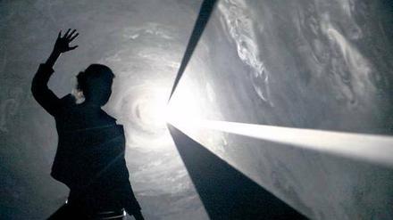 Faszination Kunst. Die Lichtskulpturen von Anthony McCall im Hamburger Bahnhof lassen Raum für die eigene Fantasie. Ob die Besucher sie als „gute Kunst“ empfinden, hängt davon ab, ob sie über sie staunen können.