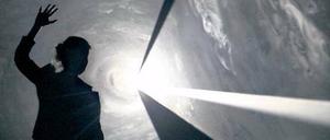 Faszination Kunst. Die Lichtskulpturen von Anthony McCall im Hamburger Bahnhof lassen Raum für die eigene Fantasie. Ob die Besucher sie als „gute Kunst“ empfinden, hängt davon ab, ob sie über sie staunen können. 