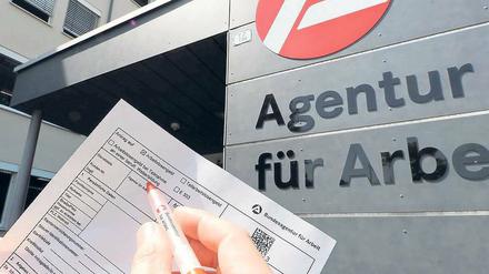 Papierkrieg. Wer einen Job sucht, muss sich auch mit Formularen auskennen.