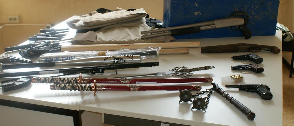 Die bei der Razzia gefundenen Waffen.
