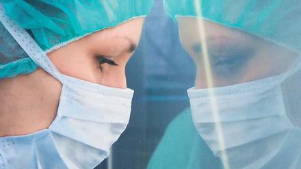 In Gedanken. Die Charité plant einen Studiengang Pflegewissenschaften. Künftige Pflegekräfte und Ärzte trainieren gemeinsam Notfälle.