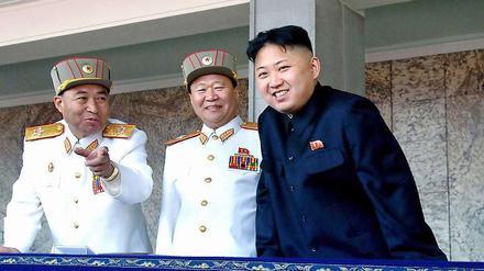 Nordkoreas junger Diktator Kim Jong Un (r.).