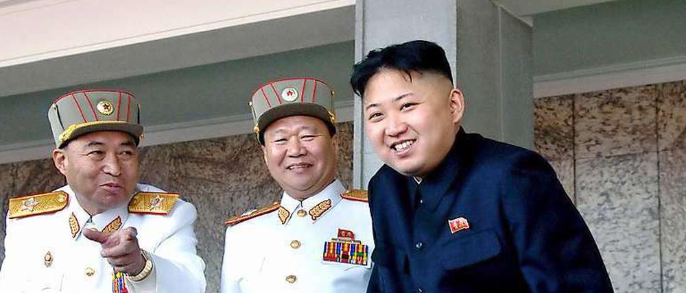 Nordkoreas junger Diktator Kim Jong Un (r.). 