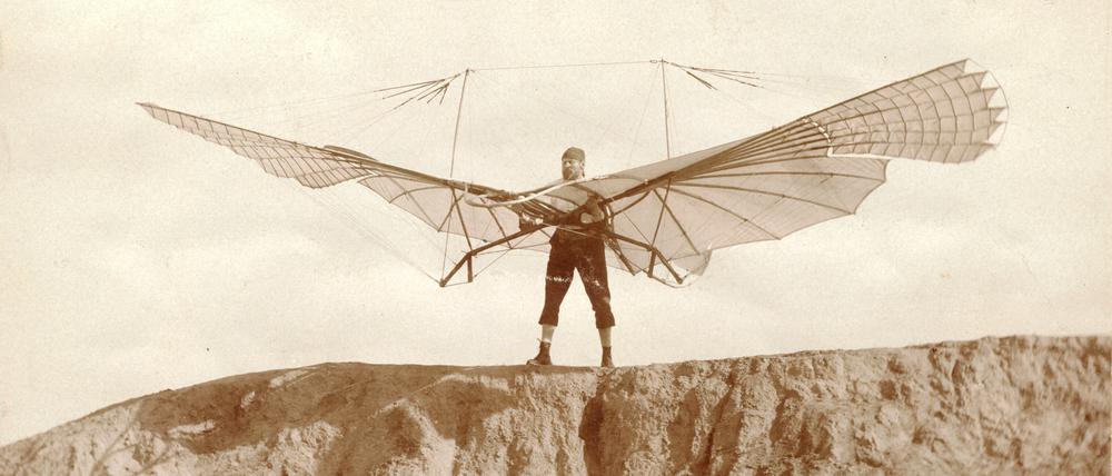 Aufschwung in Lichterfelde. Seinen Flügelschlagapparat präsentierte Otto Lilienthal 1894 einem Fotografen am Rande der Lehmgrube neben dem eigens aufgeschütteten „Fliegeberg“ in Lichterfelde, wo er das Fluggerät erprobte.