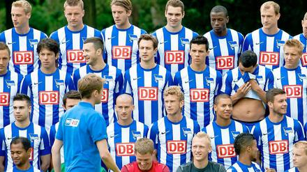 Jung und Alt gemischt beim Fototermin. Doch gerade die Youngster stehen in der Saisonvorbereitung besonders im Fokus. 