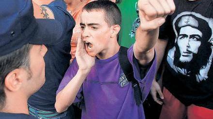 Mit geballter Faust. Tausende Menschen demonstrierten am Freitag in Madrid gegen die Sparpläne der konservativen Regierung.
