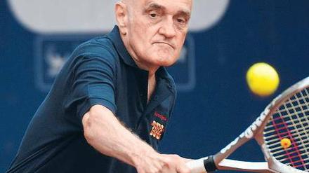 Martin Kind, 68, ist Eigentümer und Geschäftsführer der Kind-Hörgerätegruppe und Präsident von Hannover 96. Zeit zum Verschnaufen findet er auch beim Tennis keine. Will er auch nicht.