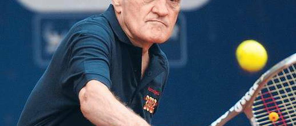 Martin Kind, 68, ist Eigentümer und Geschäftsführer der Kind-Hörgerätegruppe und Präsident von Hannover 96. Zeit zum Verschnaufen findet er auch beim Tennis keine. Will er auch nicht.