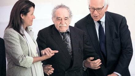  Tritt nur noch selten auf. Gabriel García Márquez im März 2011 bei einem Empfang in Mexico-City. Margarita Zavala Calderon, die Frau des damaligen Präsidenten Mexikos, und der Bankier Sir Evelyn De Rothschild helfen dem 85-Jährigen zu seinem Sitzplatz.