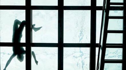 Transparenter Pool. Dieser befindet sich auf dem Dach eines Hotels in Buenos Aires – in jedem Fall fünf Sterne verdächtig. Foto: Reuters