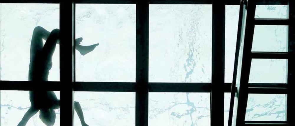 Transparenter Pool. Dieser befindet sich auf dem Dach eines Hotels in Buenos Aires – in jedem Fall fünf Sterne verdächtig. Foto: Reuters