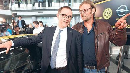 Zwei Freunde sollt ihr sein! Opel-Übergangschef Thomas Sedran und der neue Markenbotschafter des Konzerns, Fußballtrainer Jürgen Klopp. Foto: AFP