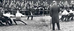 Hauruck mit unfairen Mitteln. Beim Wettbewerb im Tauziehen kommt es 1908 zum Eklat, weil die Briten Nägel unter ihren Schuhen haben. Die unterlegenen US-Amerikaner beschweren sich, aber die einheimischen Kampfrichter weisen den Einspruch zurück.