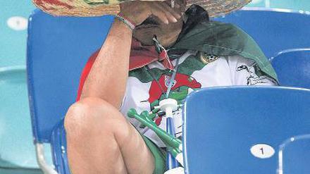 So geht’s. Hut und Cape schützen vor gefährlicher Sonnenstrahlung. Foto: dpa