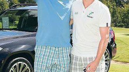 Shortsmäßig Spaß. Christian Schenk (l.), früher Zehnkämpfer, und Marko Rehmer, ehemals Fußballer, traten bei der Mercedes- Golf-Trophy an. Foto: Eventpress Herrmann