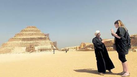 Einzelbetreuung. Die Touristen trauen dem Frieden und dem neuen Präsidenten nicht. Eine Frau lässt sich in Sakkara eine Pyramide erklären. Die meisten Hotels bleiben aber leer. 