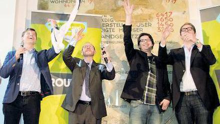 In Partylaune. Der Präsident für das internationale Geschäft, Veit Dengler, der Gesandte der US-Botschaft in Deutschland, Seth Winnick, der Gründer Andrew Mason und der Geschäftsführer des Unternehmens in Europa, Jens Hutzschenreuter (von links). Foto: dapd