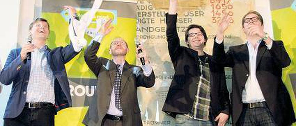 In Partylaune. Der Präsident für das internationale Geschäft, Veit Dengler, der Gesandte der US-Botschaft in Deutschland, Seth Winnick, der Gründer Andrew Mason und der Geschäftsführer des Unternehmens in Europa, Jens Hutzschenreuter (von links). Foto: dapd