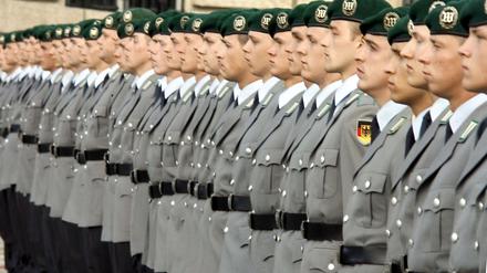 Rekruten beim Bundeswehrgelöbnis im vergangenen Jahr vor dem Reichstag. Diesmal findet die Veranstaltung am Bendlerblock statt.