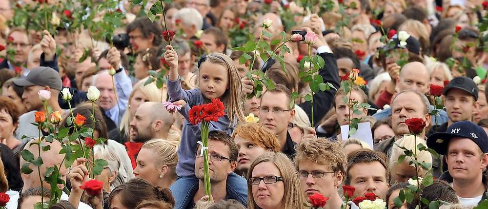 Nach der Tat stand ganz Norwegen unter Schock. Die Menschen versammelten sich zu Trauermärschen, wie hier am 25. Juli 2011, und zu Gottesdiensten. 