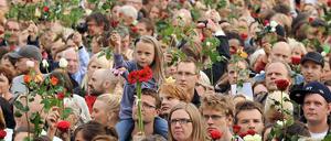 Nach der Tat stand ganz Norwegen unter Schock. Die Menschen versammelten sich zu Trauermärschen, wie hier am 25. Juli 2011, und zu Gottesdiensten.