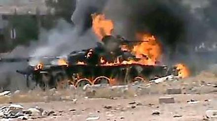 Ein brenneder Panzer in Syrien. Deutschland hält sich aus dem Konflikt lieber heraus.