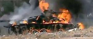 Ein brenneder Panzer in Syrien. Deutschland hält sich aus dem Konflikt lieber heraus.