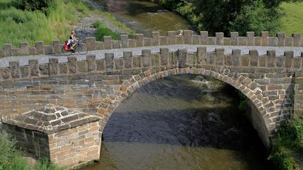 Zackige Querung. Beim tschechischen Decin führt der Weg über die "kleine Schwester" der Prager Karlsbrücke.