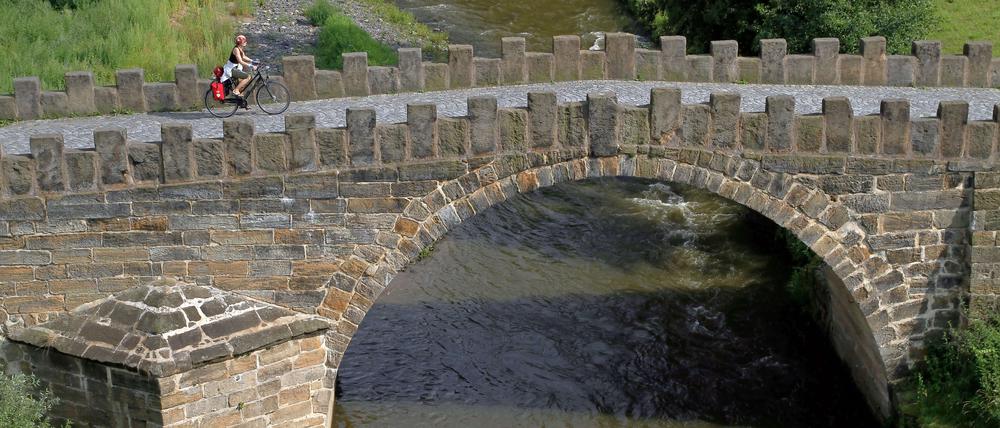 Zackige Querung. Beim tschechischen Decin führt der Weg über die "kleine Schwester" der Prager Karlsbrücke.