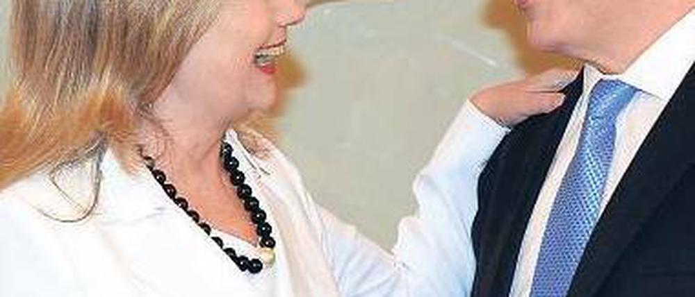 Zum guten Schluss. Nach den Gesprächen in Kairo traf Hillary Clinton in Jerusalem mit Israels Premierminister Benjamin Netanjahu zusammen. Foto: dpa