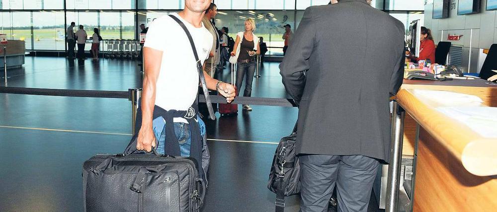 Mit Koffer nach Kiew. Raffael bei seiner Abreise auf dem Wiener Flughafen. Foto: Koch
