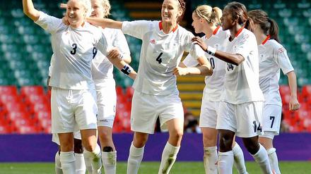 Stephanie Houghton feiert mit ihrem Team nachdem sie den Siegtreffer für das britische Frauenfußballteam geschossen hatte.