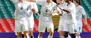 Stephanie Houghton feiert mit ihrem Team nachdem sie den Siegtreffer für das britische Frauenfußballteam geschossen hatte.