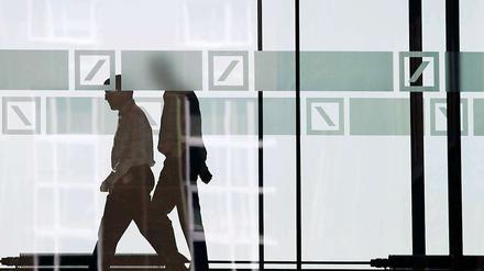 Gehzeit. Parallel zur Untersuchung der Zinsaffäre in London, in die auch Jains Truppe verwickelt war, will die Deutsche Bank 1000 Investment-Banker entlassen.