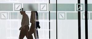 Gehzeit. Parallel zur Untersuchung der Zinsaffäre in London, in die auch Jains Truppe verwickelt war, will die Deutsche Bank 1000 Investment-Banker entlassen.