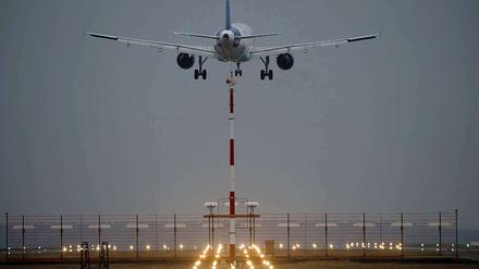 Trotz positiv ausgefallener Tests zum Brandschutz, ist die rechtzeitige Fertigstellung des Flughafen Berlin Schönefeld noch nicht gesichert. Ein Gutachten soll Klarheit schaffen.