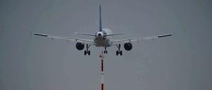 Trotz positiv ausgefallener Tests zum Brandschutz, ist die rechtzeitige Fertigstellung des Flughafen Berlin Schönefeld noch nicht gesichert. Ein Gutachten soll Klarheit schaffen.