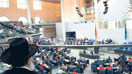 Als Reaktion auf ein Gerichtsurteil hatte sich der Bundestag mit breiter Mehrheit dafür ausgesprochen, das Recht auf rituelle Beschneidungen gesetzlich zu regeln