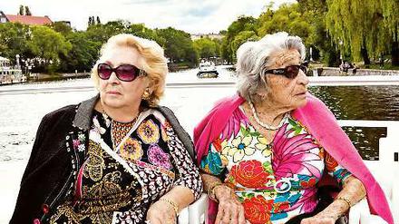 Oma Regina Karolinksi (l.) und ihre Freundin Bella Katz beim Ausflug auf dem Spree-Dampfer.