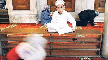 Zu früh? Viele Juden und Muslime lassen ihre Kinder aus religiösen Gründen beschneiden. Strafrechtler Putzke fordert eine Verschiebung des Rituals, bis die Betroffenen selbst darüber entscheiden können. Im Bild ein Junge bei einer Zeremonie in Istanbul. Foto: Ibrahim Usta/dapd