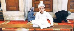 Zu früh? Viele Juden und Muslime lassen ihre Kinder aus religiösen Gründen beschneiden. Strafrechtler Putzke fordert eine Verschiebung des Rituals, bis die Betroffenen selbst darüber entscheiden können. Im Bild ein Junge bei einer Zeremonie in Istanbul. Foto: Ibrahim Usta/dapd
